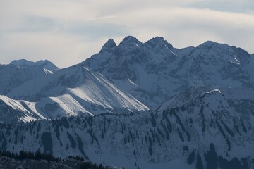 Fototapeta na wymiar Winterliche Landschaft der schneebedeckten bayerischen Alpen vor blauem Himmel im Sonnelicht