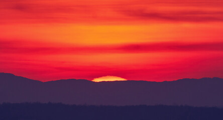 Obraz premium Big colorful sunset photographed through a telephoto lens.