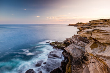Obraz premium Strong Wave Crashing Water Edges in Kamay Botany Bay National Park