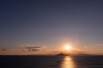 神島沖に沈む夕日（伊良湖岬より撮影）