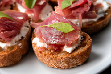 Deliziose bruschette con tonno e crema di formaggio, Cibo Italiano