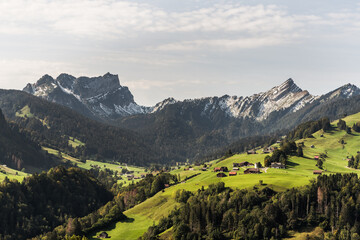 Fototapeta na wymiar Blick auf die Berge Mattstock und Speer in den Schweizer Alpen, Toggenburg, Nesslau, Kanton St. Gallen, Schweiz