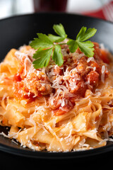 Piatto di deliziose tagliatelle con ragu alla bolognese, Cibo Italiano