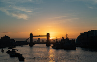 Fototapeta na wymiar Sunrise over Tower Bridge, London