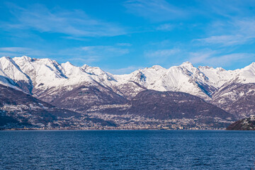 Obraz na płótnie Canvas lake Como and the snowy mountains