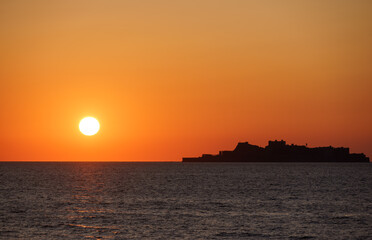 Naklejka premium 軍艦島と夕陽 長崎の世界遺産