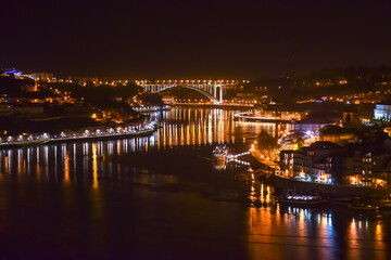 Fototapeta na wymiar The boulevards of the Porto by night