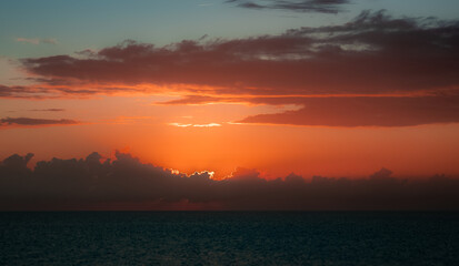 Puesta de sol Mediterranea desde la costa de Poniente con colores suaves 