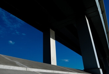 Carreteras y terraplenes bajo el cielo azul