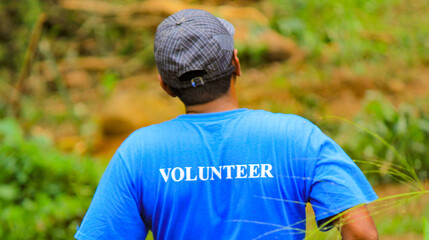 Fototapeta premium A volunteer with the volunteer tshirt during a volunteer activity.