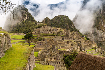 Fototapeta na wymiar Vista de la ciudad de Machu Pichu (Perú) 02