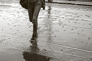 Frau auf Straße im Regen