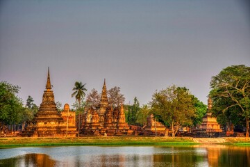 Naklejka premium shikothail historical park with view to wat and tempel at daytime
