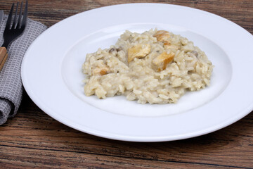 assiette de risotto au poulet et champignons