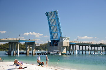 Strand und Brücke auf Anna Maria Island am Golf von Mexico, Florida