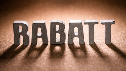 Rabatt-Aktion in Betonbuchstaben