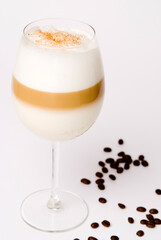 Latte Macchiato mit Schichten im Weinglas