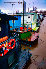 Londra giornata invernale umida con nuvole - houseboat sul tamigi