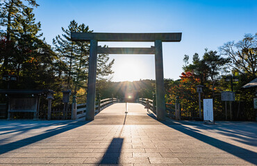 伊勢神宮　内宮　宇治橋鳥居から昇る朝日