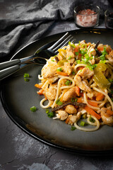 Fried noodles with chicken and vegetables.