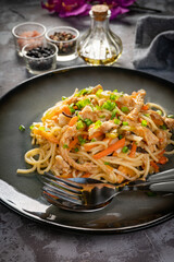 Fried noodles with chicken and vegetables.