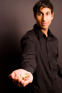 Imigrant mit offener Hand auf der Geld M&uuml;nzen liegen