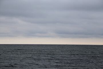Blick auf die Ostsee im Herbst mit bewölkten Himmel