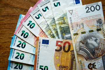 banknoty euro na drewnianym stole