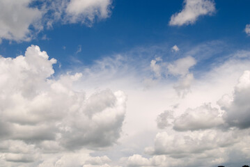 Fototapeta na wymiar Weisse Wolken und blauer Himmel