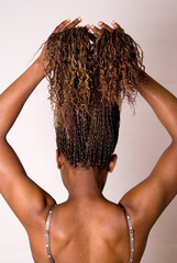 Junge farbige Frau mit hochgestreckten Rasta Haaren