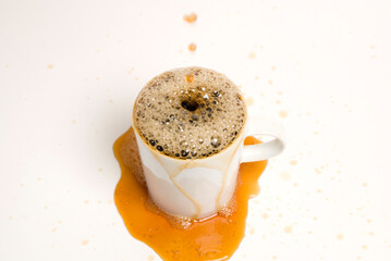 Kaffee Tasse am überlaufen