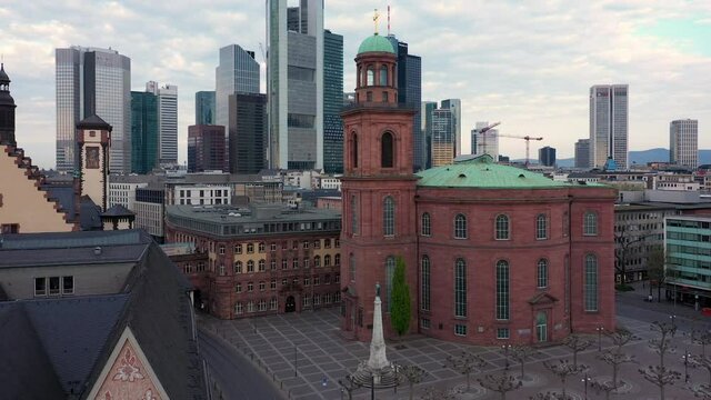 Paulskirche in Frankfurt mit Skyline im Hintergrund. Luftbild während Corona lock down