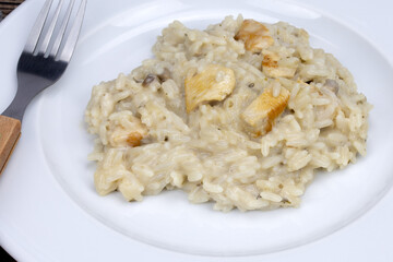assiette de risotto au poulet et champignons