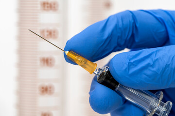 Impfung mit Ampulle und Impfstoff gegen Coronavirus COVID-19