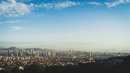 Obraz na płótnie Canvas Panorama d'Istanbul sur une étendue d'immeubles et de gratte-ciels, des collines à l'horizon et la mer.
