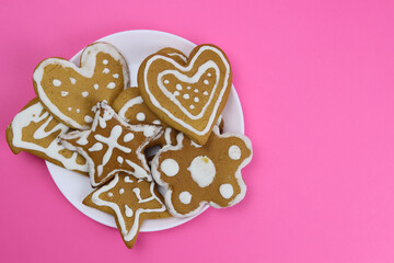 hand-painted gingerbread in a plate on a pink background