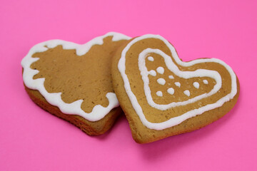 Gingerbread cookies hearts on pink background