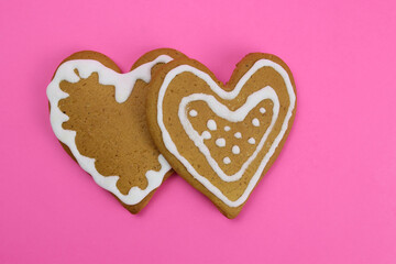 Gingerbread cookies hearts on pink background