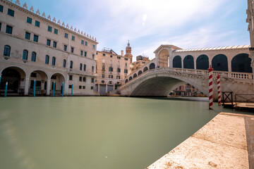 Fototapeta na wymiar Immagine di Venezia sul Canal Grande e il famoso Ponte di Rialto. 