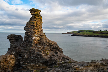 Mur de d&eacute;fense en ruines sur la c&ocirc;te irlandaise.
