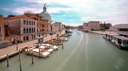 Paesaggio di Venezia sul Canal Grande con la stazione di Santa Lucia da una sponda e la Chiesa di...