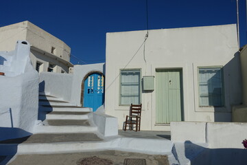 Santorinis weisse Häuser und bunte Türen