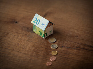 Ein Haus aus Euro-Banknoten