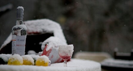 Verre de vin et neige