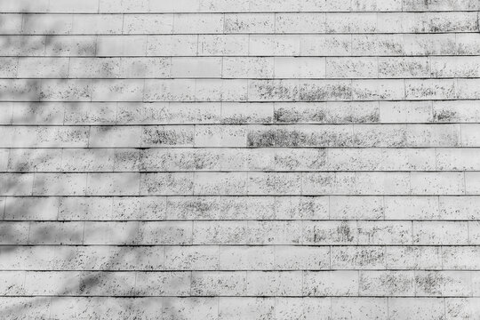 Alte Eternitplatten an einer Hauswand