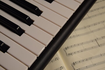 Electric piano, keyboard piano, pianino klawisze instrumentu i nuty © Anna