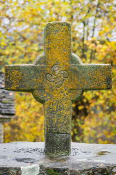 cruz de piedra, iglesia de los tres Santos Reyes, Fanlo, Provincia de Huesca, Comunidad Aut&oacute;noma de Arag&oacute;n, cordillera de los Pirineos, Spain, europe