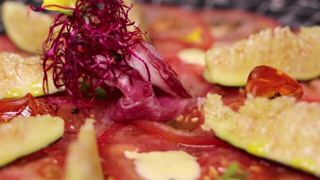  Ensalada gourmet de tomate, higos, Jamon y gel de citricos 