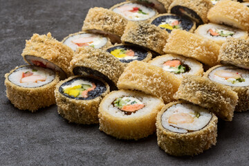 Set hot sushi roll with shrimp, snow crab, salmon, Philadelphia cheese and tempura