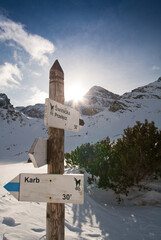 Oznaczenie szlaków w Tatrach zimą - obrazy, fototapety, plakaty